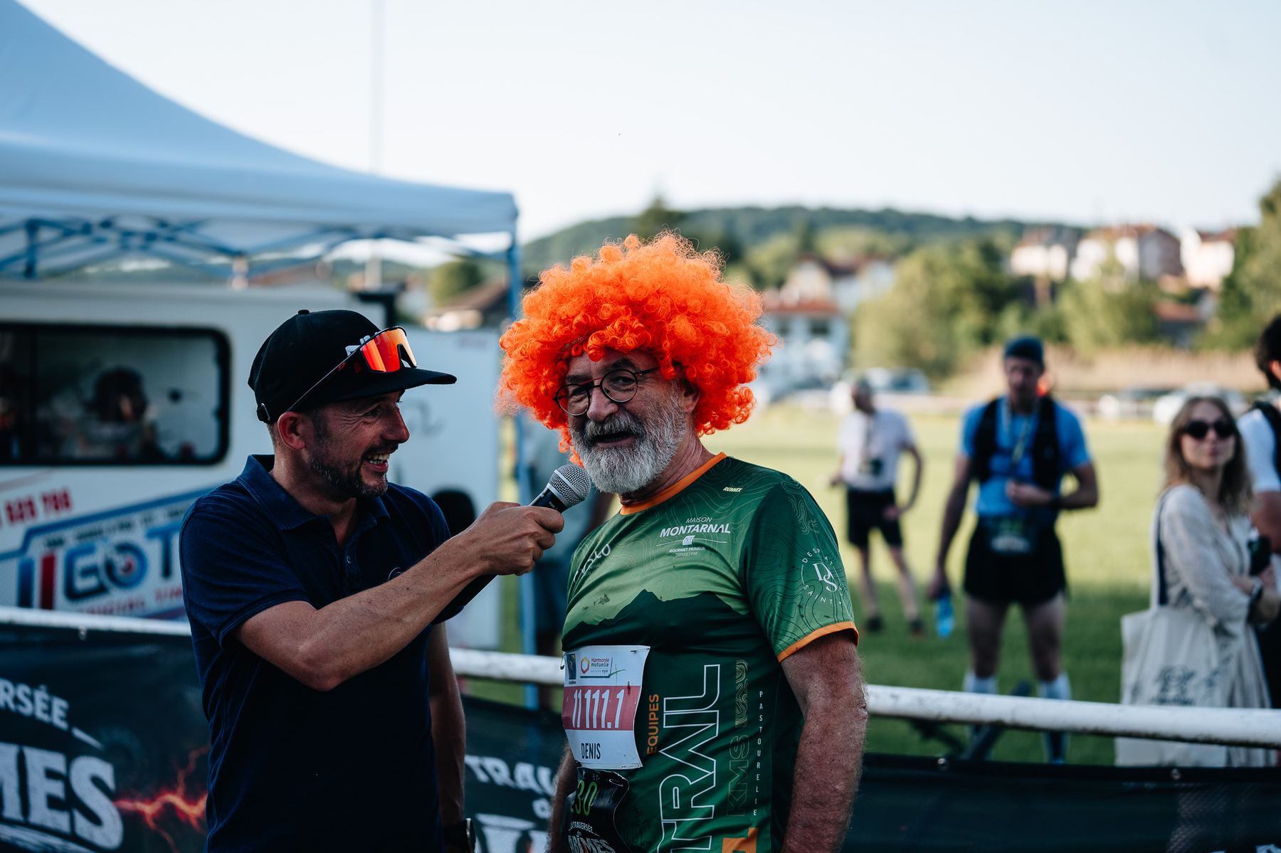 Un coureur à perruque orange au micro