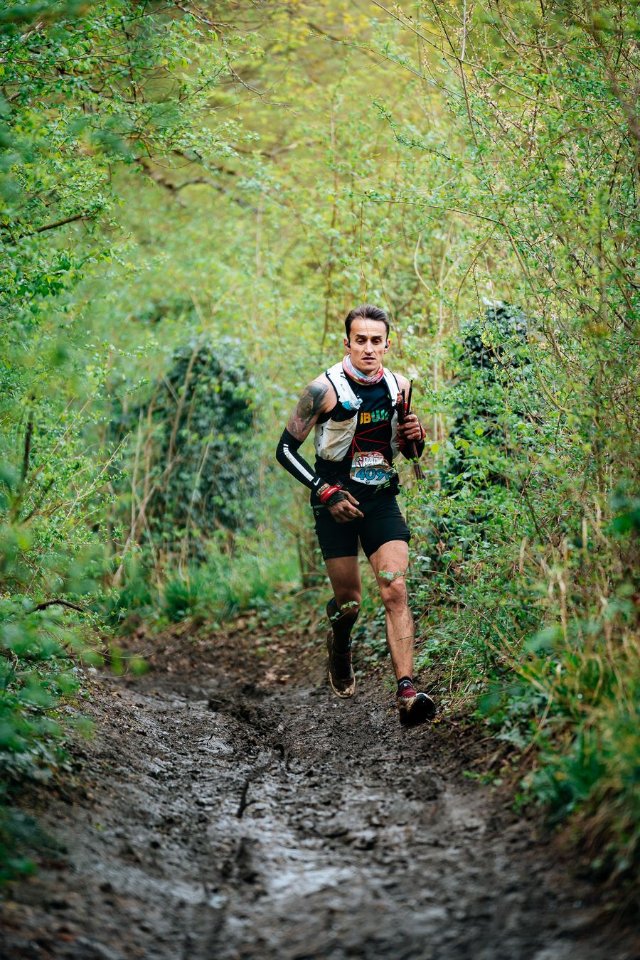 Coureur dans un sentier boueux