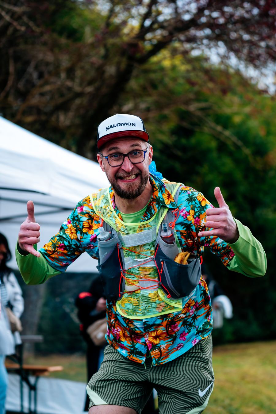 Coureur souriant, pouces levés